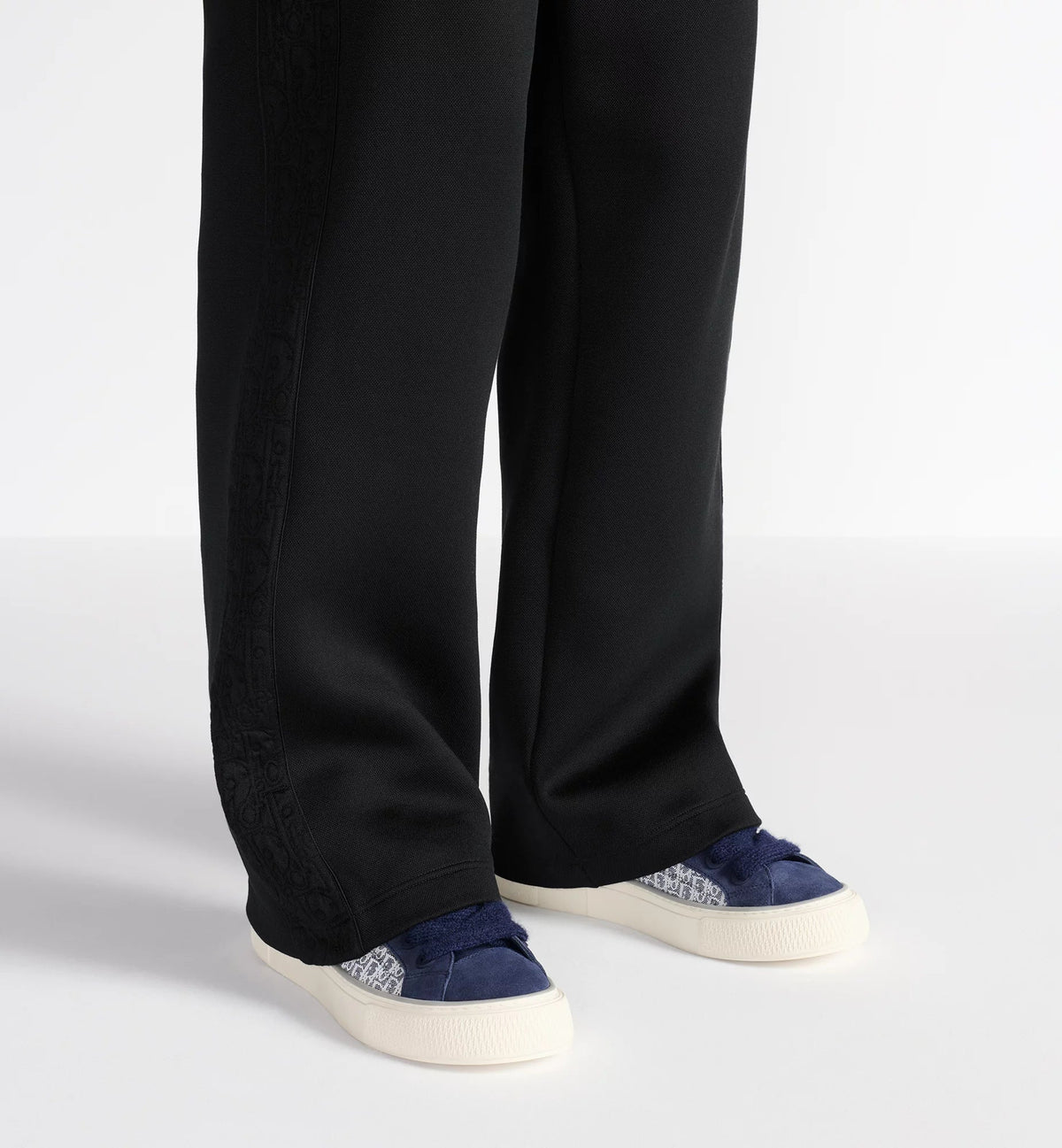 B33 Spin Sneaker
